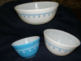 Vintage Blue White Pyrex Mixing Bowl Set Of 3 Cinderella Snowflake Garland