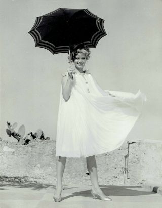 1966 Vintage Photo Leggy Actress Monica Vitti Poses For Movie " Modesty Blaise "