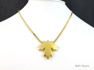 Vintage Signed Trifari Gold Tone Maple Leaf Pendant Necklace
