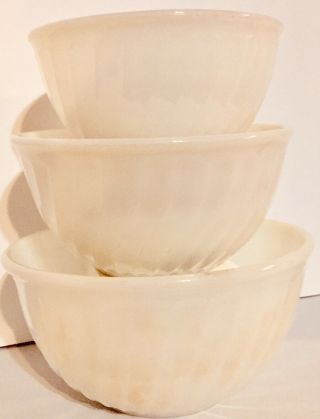 Set Of 3 Vintage Fire King White Swirl Nesting Mixing Bowls.  E1