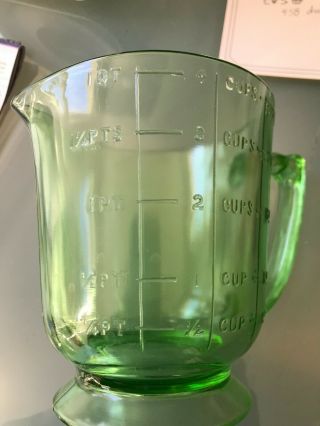 VINTAGE GREEN DEPRESSION URANIUM GLASS 1 QUART 4 CUP FOOTED MEASURING CUP WOW 2