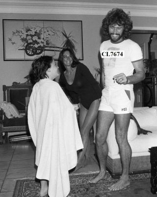 Barry Gibb Of The Bee Gees Barefoot With His Wife Linda And Son At Home In Miami