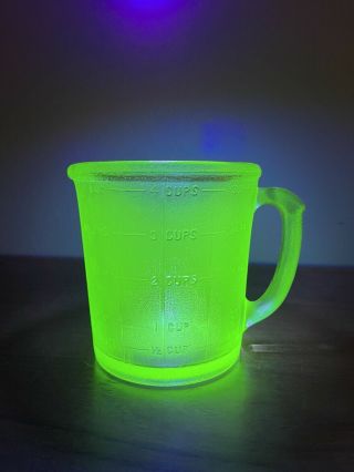 Vintage Green Depression Uranium Glass 1 Quart 4 Cup 32oz Measuring Cup Textured