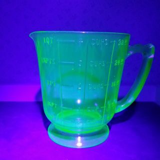 Vintage Green Depression Vaseline Uranium Glass Measuring Cup Footed 1 Qt 4 Cups