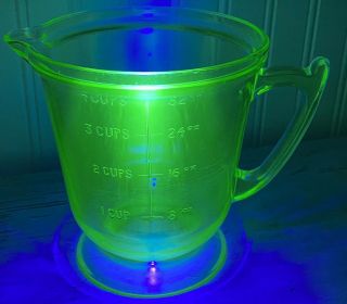 Vintage Green Depression Uranium Glass 4 Cup Footed Measuring Cup 1 Qt.
