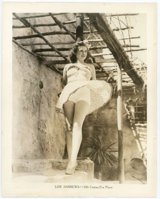 Pretty Hollywood Starlet Lois Andrews 1940s Breezy Pin - Up Photograph