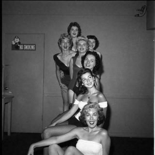 Leggy Vintage Glamour Showgirls Starlets Pin Up Camera 1950 
