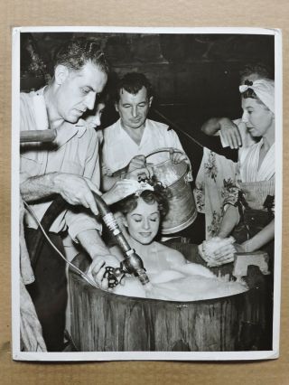 Paulette Goddard In The Bubble Bath Candid Photo 1947 Unconquered 2