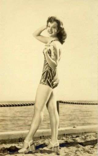 Actress Susan Hayward Sexy Leggy Cheesecake Postcard Photo