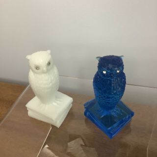 Westmoreland Glass White & Blue Owl Perched On Books 3 - 1/2 " Tall Paperweight