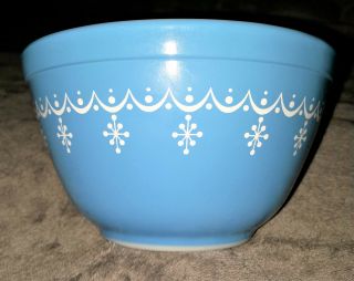Vintage Pyrex Blue Snowflake Garland Cinderella 1.  5 Pint Mixing Bowl 401