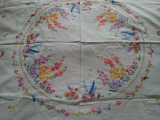 VINTAGE LINEN HAND EMBROIDERED TABLE CLOTH CIRCLE OF FLOWERS DESIGN,  VERY PRETTY 2