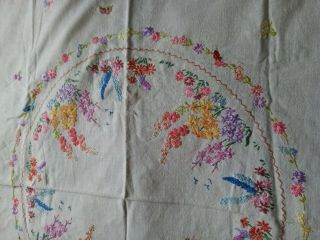 VINTAGE LINEN HAND EMBROIDERED TABLE CLOTH CIRCLE OF FLOWERS DESIGN,  VERY PRETTY 3