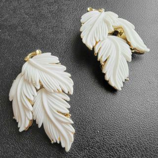 Signed Lisner Vintage White Molded Thermoset Leaf Flower Retro Clip Earrings 234