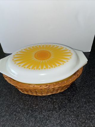 Vintage Pyrex 2.  5 Qt Sunflower Casserole Dish W/ Lid & Wicker Basket