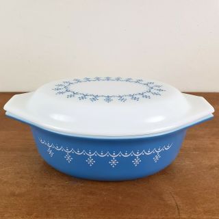 Vintage Pyrex 043 1.  5 Qt Oval Casserole Dish And Lid,  Snowflake Garland Ovenware