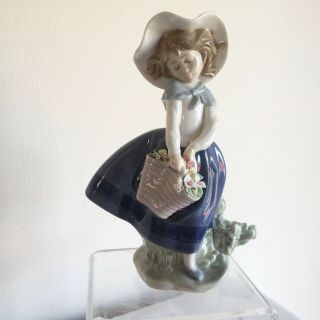 Vintage Lladro Porcelain Figurine Girl Flowers In Basket “pretty Pickings” 5222