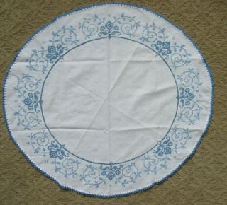 Vintage Oval Table Topper Hand Embroidery & Crochet Trim White/blue 23x25 "
