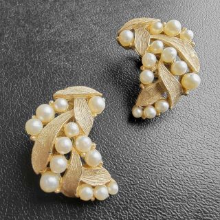 Signed Crown Trifari Vintage Pearl Gold Tone Leaf Flower Retro Clip Earrings 235