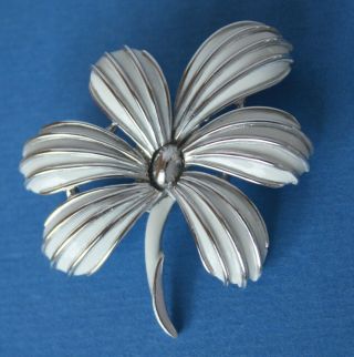 Stunning Vintage Crown Trifari White Enamel Silver Tone Flower Brooch Pin