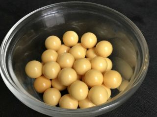 26 14mm Cream - Colored Beads Without Holes