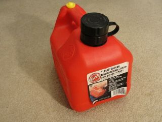 Vintage Blitz 1 Gallon 4 Ounce (3.  9l) 11805 Gas Fuel Can Pre - Ban Vented Usa