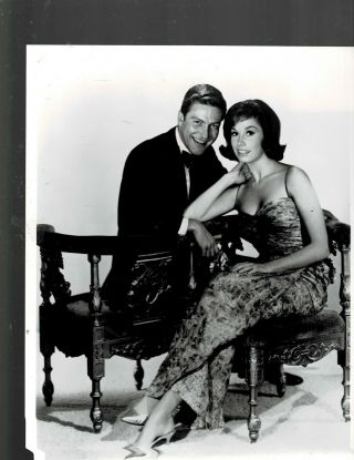 8x10 B & W Photo Of - Mary Tyler Moore And Dick Van Dyke - Great Pose