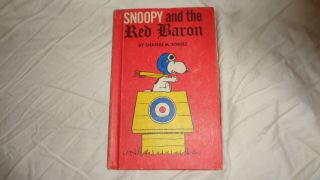 Snoopy And The Red Baron By Charles M.  Schulz.  Vintage 1966 Peanuts Book