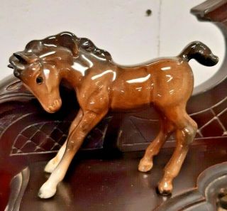 Vintage Beswick Brown Horse / Foal With Head Down In Playful Pose - H) 8.  5cm