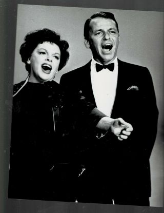 8x10 B & W Photo Of - Judy Garland And Frank Sinatra - Singing