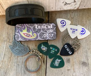 The Band Tool 2017 Concert Vip Gifts Eye Logo Keychain Guitar Picks Black Bag,