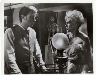 Laurence Harvey & Kim Novak With Skeleton " Of Human Bondage " 1964 Vintage Still
