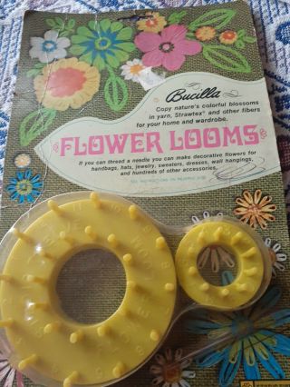 Vtg 1967 Bucilla 2 Flower Looms W/instructions & Needle For Yarn Raffia Fibers