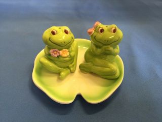 Frogs On A Picnic W/petri Dish Salt & Pepper Shaker 