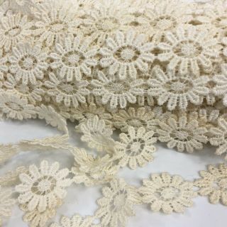 Vintage Lace Trim Embroidered Daisy Flower 15 Yards 3/4” Wide Off White 2