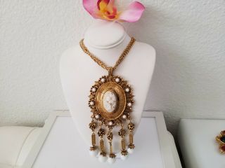✨✨✨estate Find Vintage Unsigned White Lucite Pendant Necklace