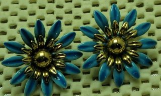 Sarah Coventry Blue & Gold Enamel Metal Flower Clip On Earrings Vintage 1 1/4 "