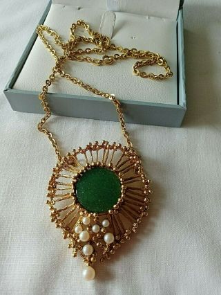 Vintage Amerikaner Green Stone Pearl Pendant Gold Tone 23 " Chain Necklace