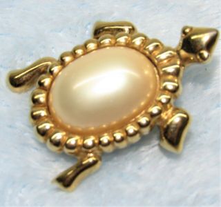 Vintage Signed Trifari Gold Tone Jelly Belly Pearl Shell Turtle Brooch Pin 1.  5 "