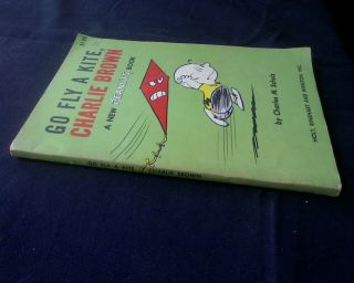 Charlie Brown Go Fly A Kite,  FIRST EDITION 1959 / 60 A Peanuts Book C Schulz 2