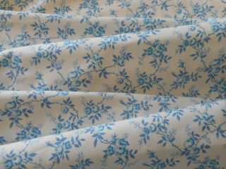 Joli Tissu Fleuri Bleu Et Blanc Vintage - Peta - A Sanderson Fabric