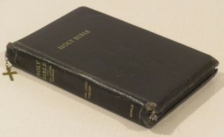 Holy Bible Kjv,  World Publishing,  Self Pronouncing,  Black Leather Zipper Cross