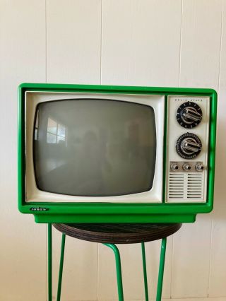 Vintage Green Quasar 1976 B&w Television Tv Xp3174nr -
