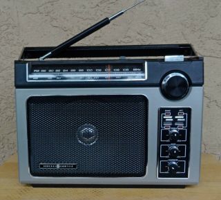 General Electric Superadio Sr1 Model No 7 - 2880b Classic Am Fm Portable Radio