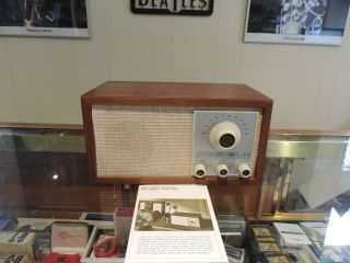 Rare Vintage Klh Model Twenty One 21 Fm Table Radio Walnut Cabinet Sounds Great