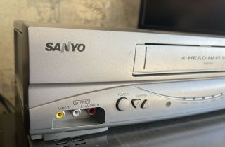 Sanyo VWM - 950 4 Head Hi - Fi VHS Player Recorder VCR Unit Only No Remote 2