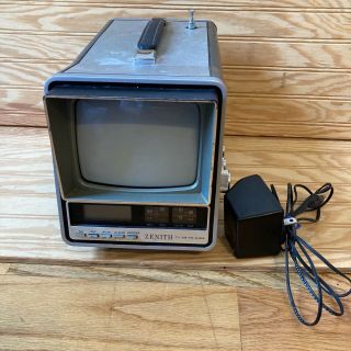 Vintage Zenith 5 " Portable B&w Tv Am Fm Model No52s W/plug 1981 Cord Has Flaw