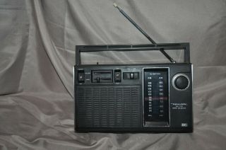 Realistic By Radio Shack Model 12 - 665 Am/fm Portable Radio &
