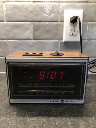 Vtg General Electric Digital Alarm Clock Am Fm Radio Wood Finish Model 7 - 4620f