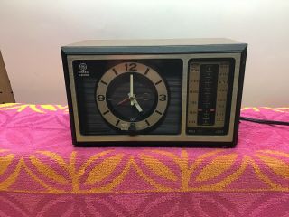 Vintage General Electric Am - Fm Radio " Wake To Music " Clock Model 7 - 4501d